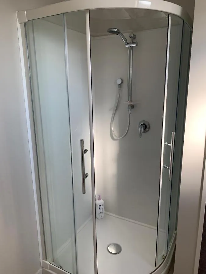 Stylish Oasis In Central City 크라이스트처치 샬레